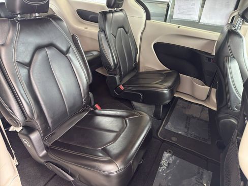 Used 2023 Chrysler Pacifica Touring-L image 19