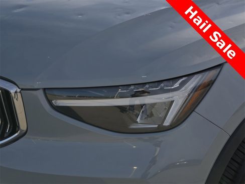 Used 2024 Volvo XC40 B5 Core image 3