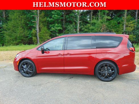 Certified 2025 Chrysler Pacifica Limited FWD image 3