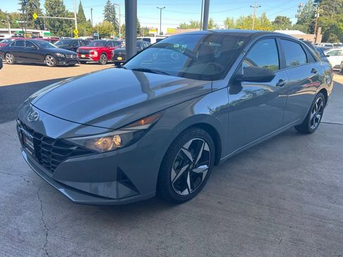 Used 2023 Hyundai Elantra SEL w/ Convenience Package FWD image 2