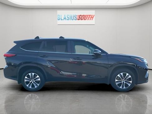 Used 2023 Toyota Highlander XLE AWD/4WD image 2