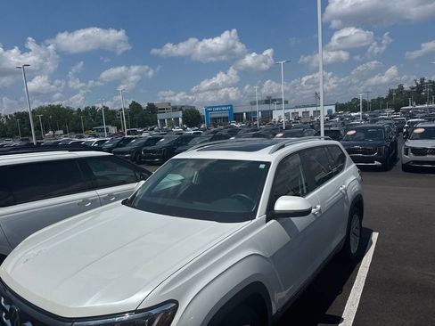 Used 2021 Volkswagen Atlas SEL AWD/4WD image 2