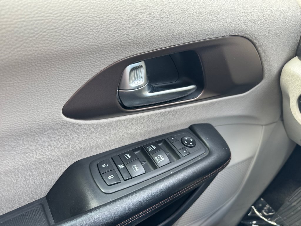 Used 2019 Chrysler Pacifica Touring-L FWD image 11