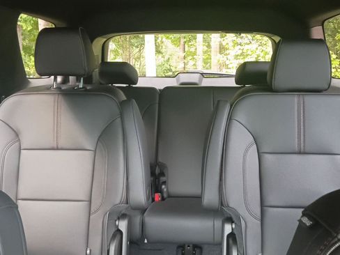 Used 2024 Chevrolet Traverse RS FWD image 7