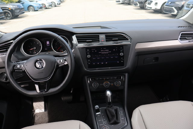 Certified 2020 Volkswagen Tiguan SE w/ Panoramic Sunroof Package AWD/4WD image 17