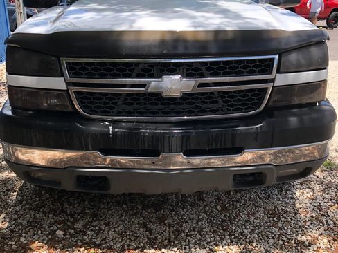 Used 2005 Chevrolet Silverado 3500 LS w/ Heavy-Duty Power Package AWD/4WD image 5