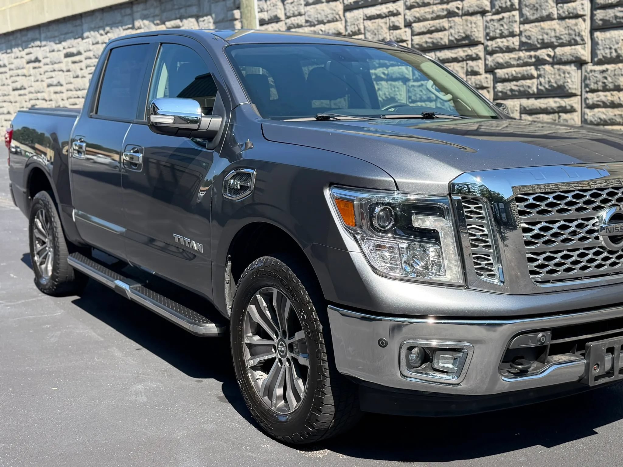 Used 2017 Nissan Titan SL AWD/4WD image 40