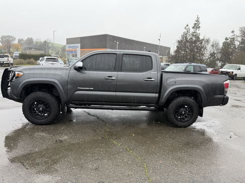 Used 2017 Toyota Tacoma Limited image 2