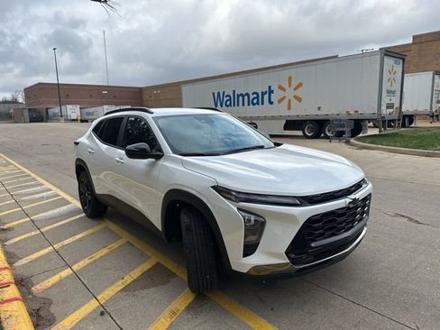 Used 2025 Chevrolet Trax ACTIV w/ Driver Confidence Package image 2