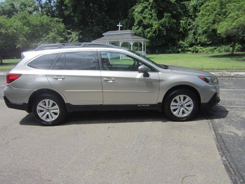 Used 2018 Subaru Outback 2.5i Premium AWD/4WD image 3
