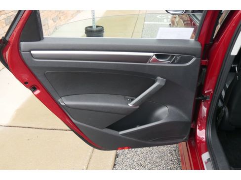 Used 2017 Volkswagen Passat 1.8T R-Line image 17