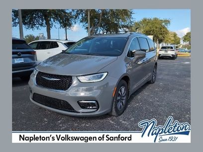 Used 2021 Chrysler Pacifica Touring-L w/ Uconnect Theater Family Group
