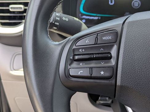 Used 2025 Hyundai Venue SEL FWD image 19