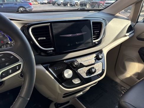 Used 2024 Chrysler Pacifica Touring-L image 17