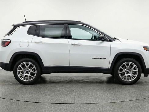 Used 2025 Jeep Compass Limited image 11