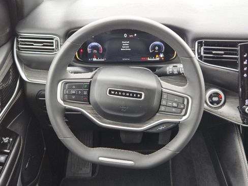 Used 2024 Jeep Wagoneer Series II w/ Flexible Seating Group image 18