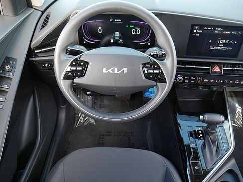 Used 2024 Kia Niro LX image 16