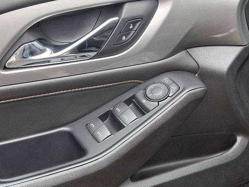 Used 2018 Chevrolet Traverse LT image 13