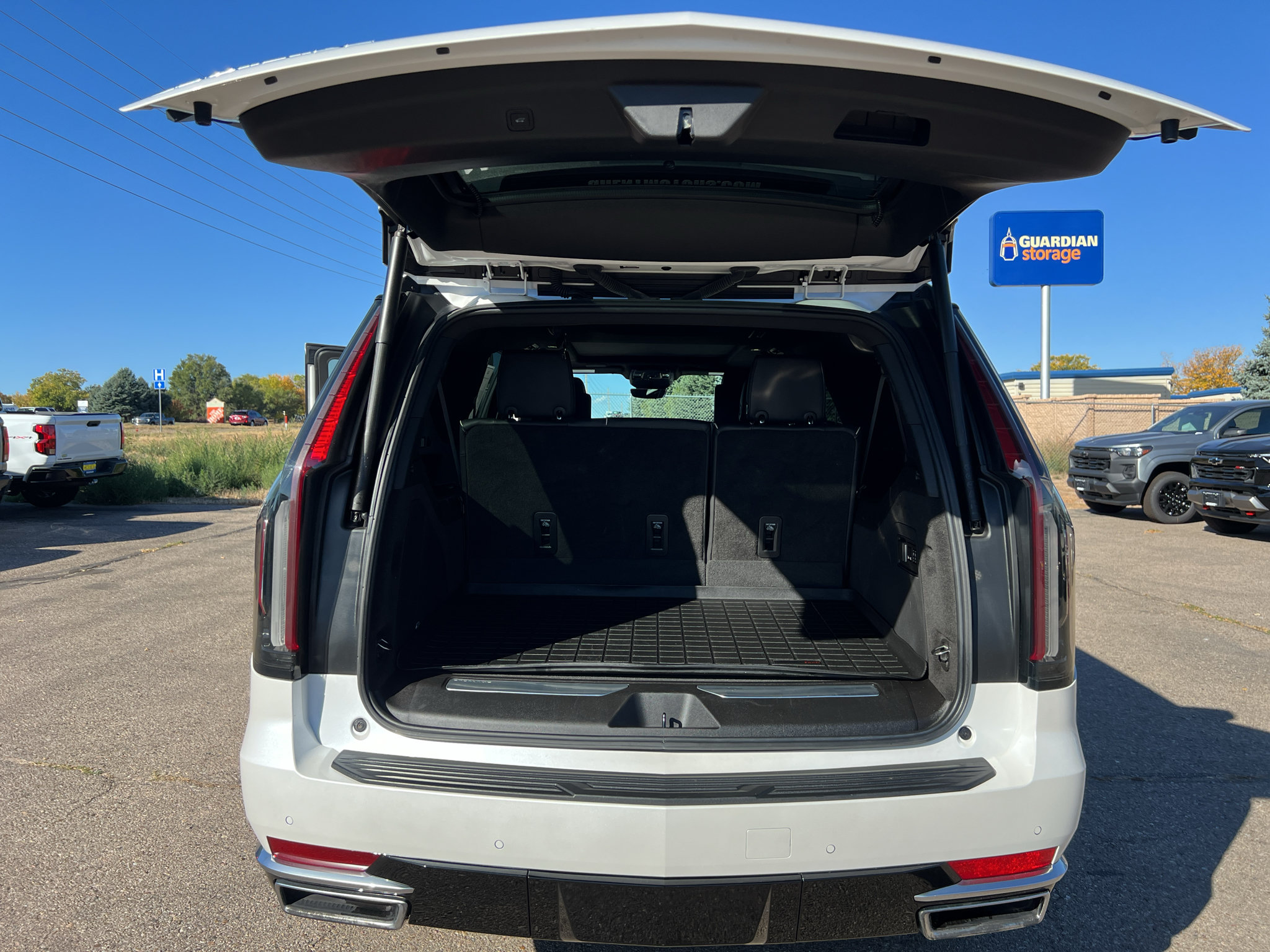 Used 2023 Cadillac Escalade ESV Premium Luxury AWD/4WD image 22
