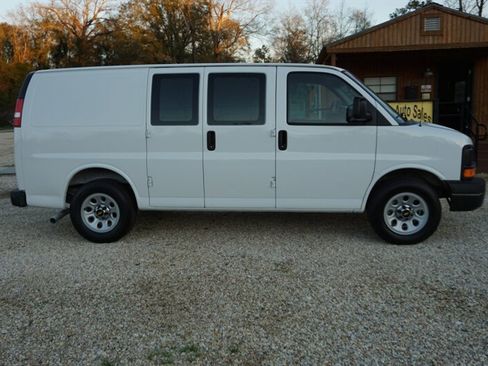 Used 2010 Chevrolet Express 1500 image 21