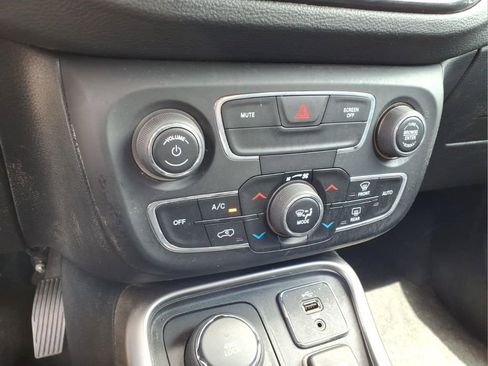 Used 2018 Jeep Compass Latitude w/ Popular Equipment Group AWD/4WD image 10