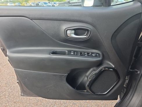 Used 2018 Jeep Renegade Altitude FWD image 17