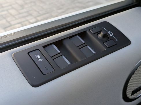 New 2026 Land Rover Discovery S image 26