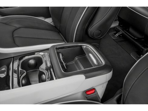 Used 2021 Chrysler Pacifica Touring-L FWD image 9