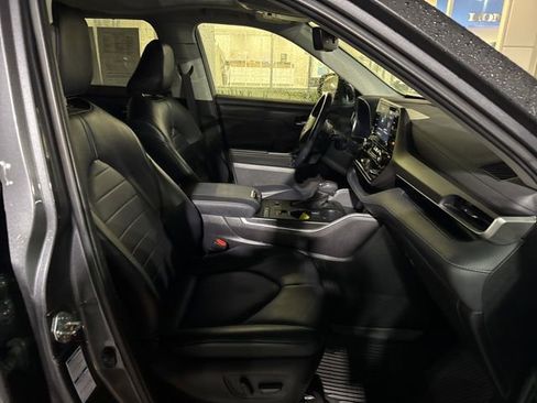 Used 2021 Toyota Highlander XLE image 10