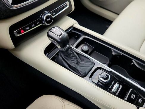 Used 2020 Volvo XC90 T5 Momentum image 17