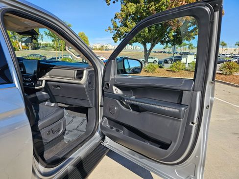 Used 2024 Ford Expedition XLT image 26