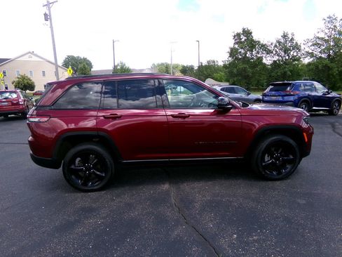Used 2023 Jeep Grand Cherokee Altitude AWD/4WD image 2