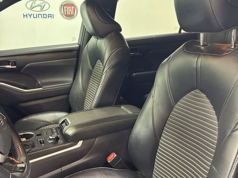 Used 2022 Toyota Highlander XSE AWD/4WD image 10