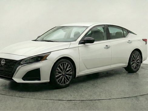 Used 2025 Nissan Altima 2.5 SV FWD image 3
