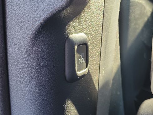 Used 2025 Toyota Sienna LE FWD image 14
