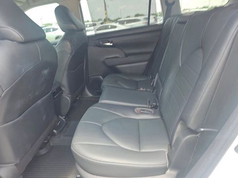 Used 2020 Toyota Highlander XLE FWD image 6