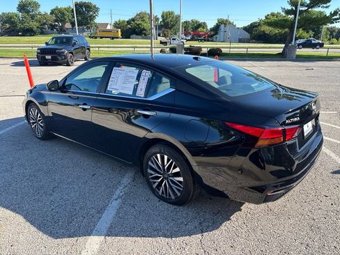 Used 2025 Nissan Altima 2.5 SV FWD image 19