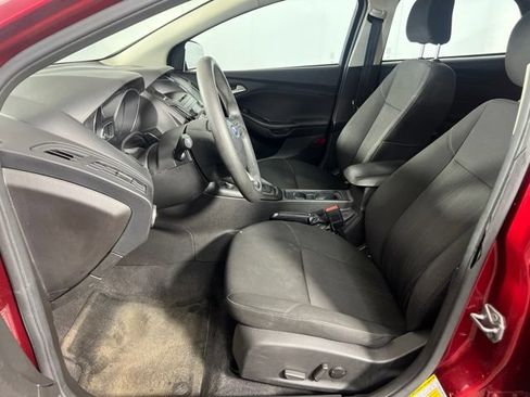Used 2016 Ford Focus SE w/ SE Power Seat Package FWD image 9