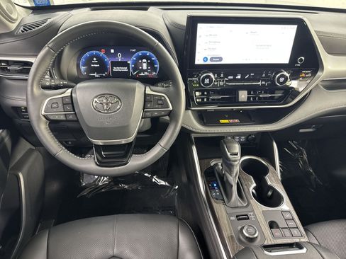 Used 2025 Toyota Highlander Platinum AWD/4WD image 35