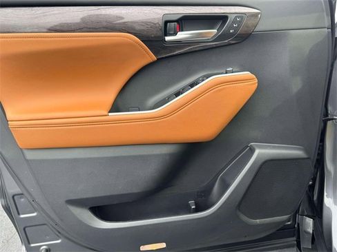 Used 2025 Toyota Highlander Platinum image 16