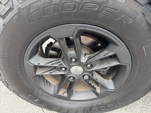 Used 2017 Jeep Wrangler Unlimited Sahara image 13