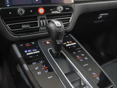 Used 2025 Porsche Macan image 33