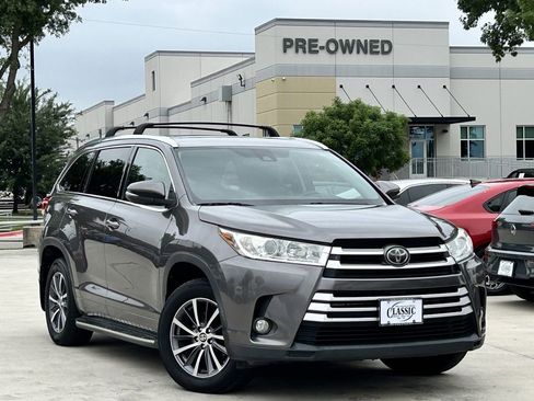 Used 2017 Toyota Highlander XLE FWD image 2