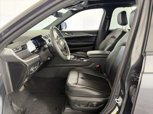 Used 2025 Jeep Grand Cherokee Limited w/ Luxury Tech Group II AWD/4WD image 6