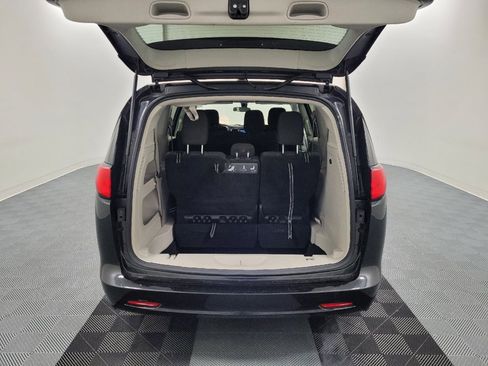 Used 2020 Chrysler Voyager L FWD image 29