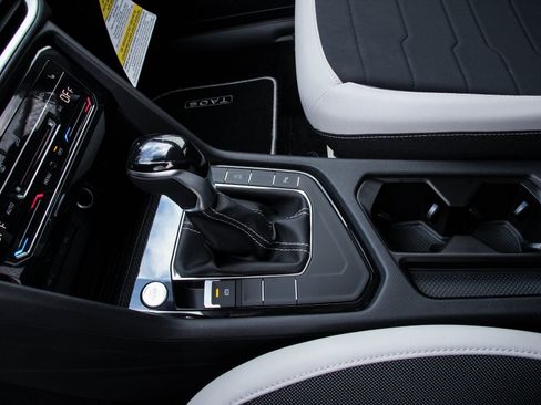 New 2026 Volkswagen Taos SE FWD image 22