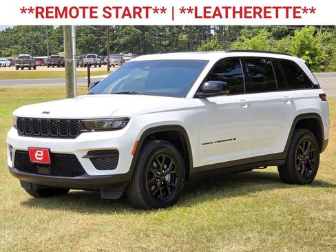 Used 2025 Jeep Grand Cherokee Altitude AWD/4WD image 3