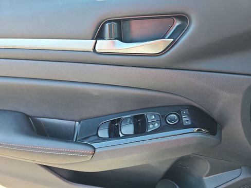 Used 2024 Nissan Altima 2.5 SR w/ SR Premium Package image 32