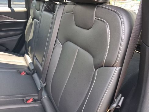 Used 2023 Jeep Grand Cherokee Altitude AWD/4WD image 9