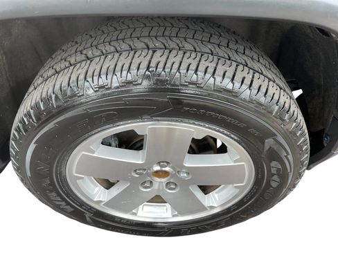 Used 2011 Jeep Grand Cherokee Overland image 23